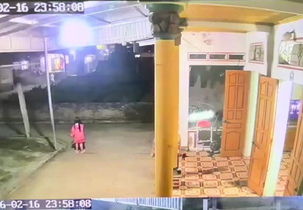 Vjde0 cháu bé chạy ra xem pháo thì …