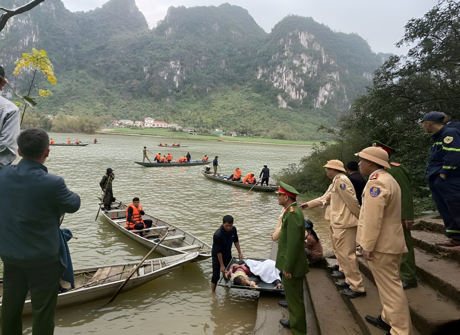 Chùm ảnh tại hiện trường vụ l/ật đ/ò chở 7 người trong một gia đình xảy ra vào ngày mùng 3 Tết