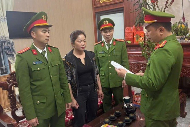 VIDEO TOÀN CẢNH SỰ VIỆC Chị gái chửi bới, thu tiền trông giữ xe trái phép