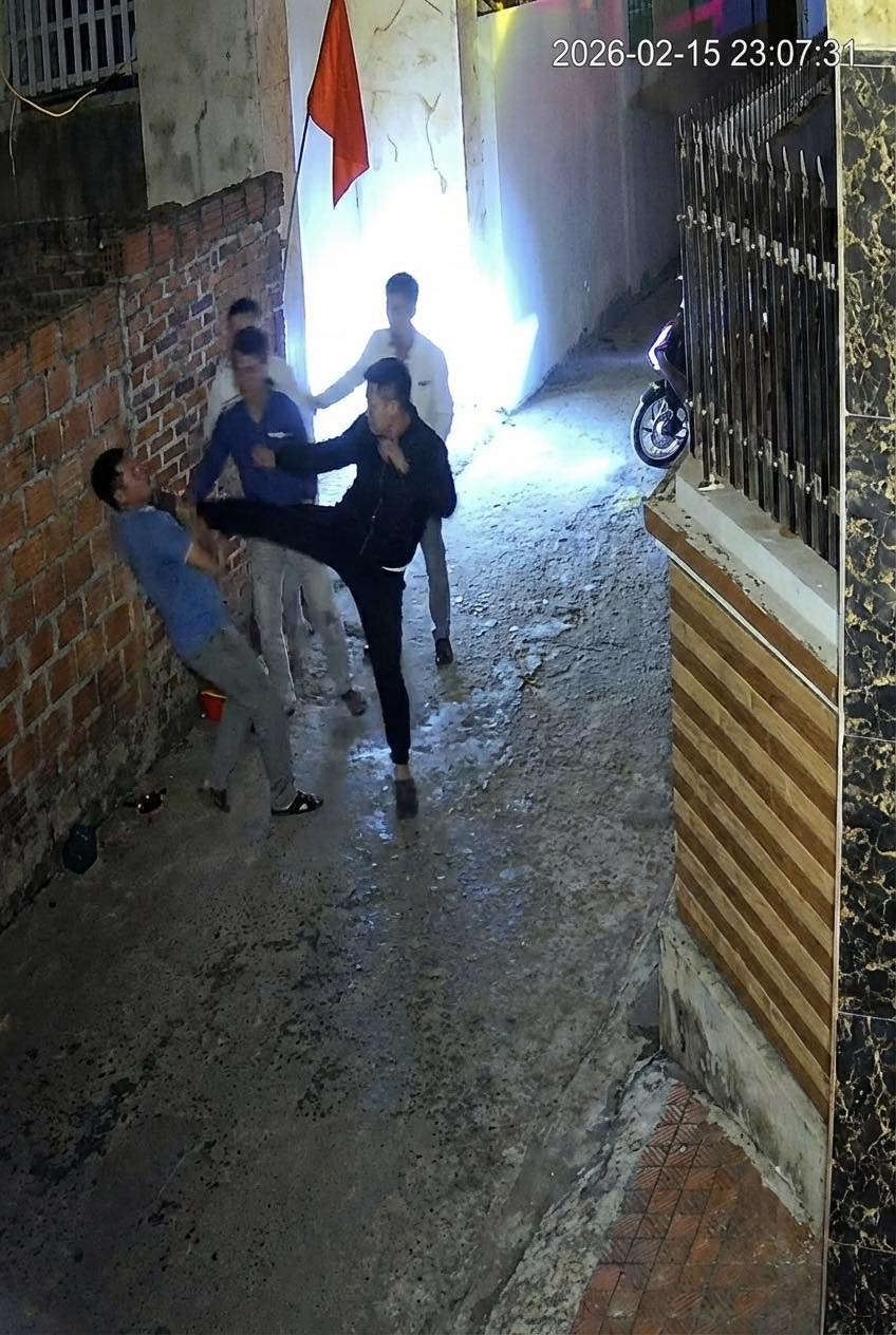 Vjde0 công an viên bị nhóm thanh niên lao vào hà.nh hu.ng phải nhập viện ở hải phòng