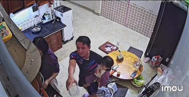 Chồng ch–ửj rủa bà mẹ 2 con vì không dọn nhà